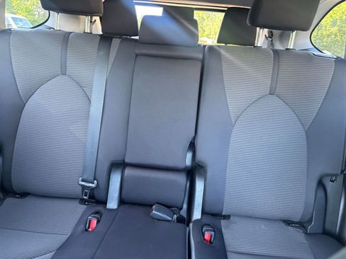 Used 2025 Toyota Highlander LE FWD image 39