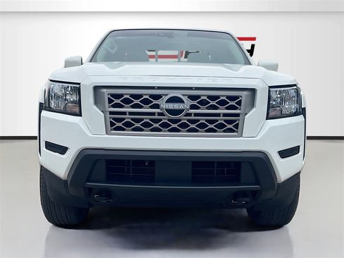 Used 2022 Nissan Frontier SV image 2