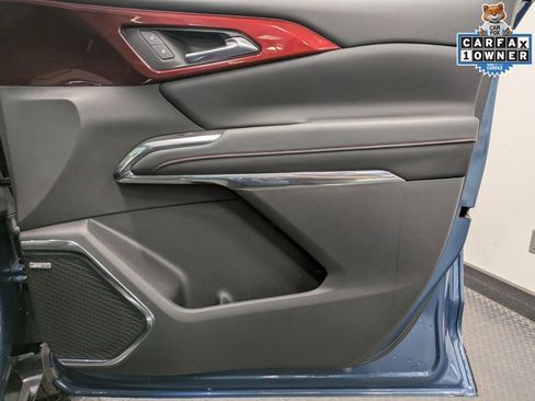 Used 2025 Chevrolet Traverse RS image 28