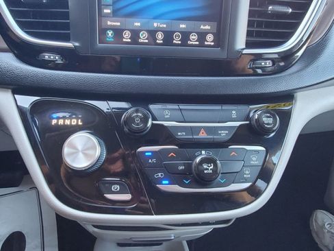 Used 2020 Chrysler Voyager Lxi image 10