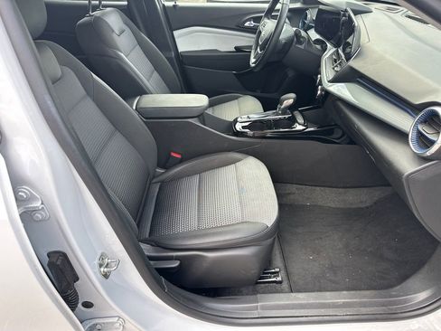 Used 2025 Chevrolet Trax LT w/ LT Convenience Package FWD image 13