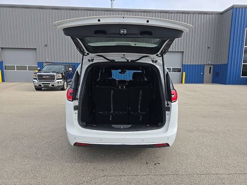 Used 2025 Chrysler Pacifica Select FWD image 5
