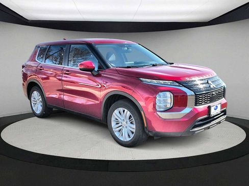 Used 2024 Mitsubishi Outlander ES image 2