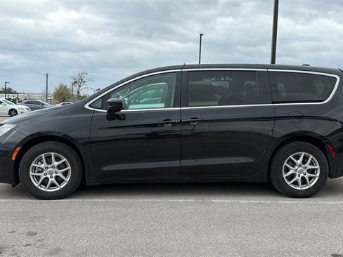 Used 2023 Chrysler Voyager LX image 7