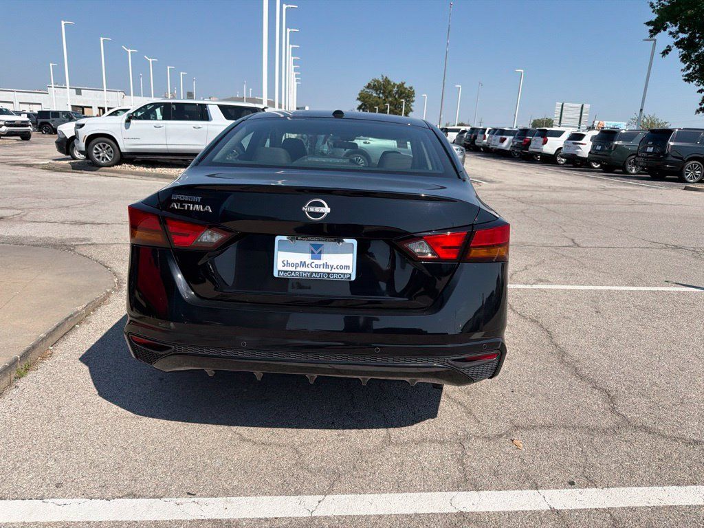 Used 2025 Nissan Altima 2.5 SV FWD image 4