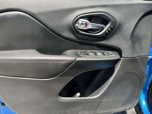 Used 2019 Jeep Cherokee Trailhawk AWD/4WD image 15