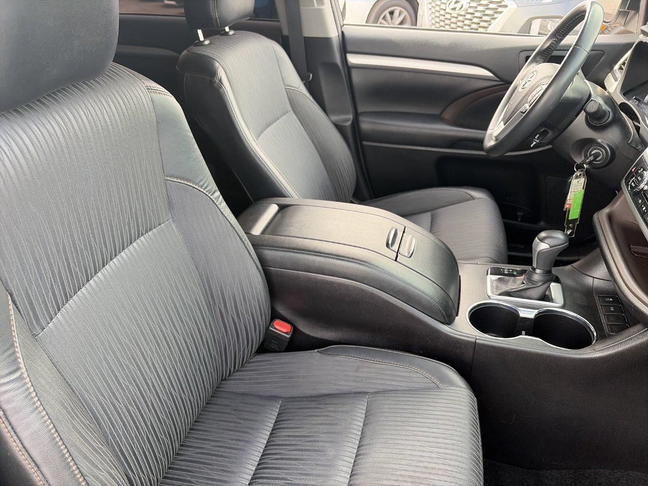 Used 2019 Toyota Highlander Plus FWD image 10
