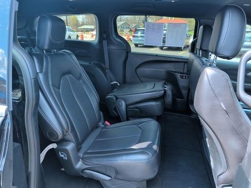 Used 2025 Chrysler Pacifica Select image 26
