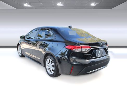 Used 2022 Toyota Corolla LE image 3