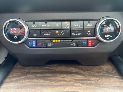 Used 2019 Ford Expedition Platinum image 17