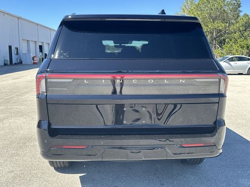 New 2026 Lincoln Navigator Reserve w/ Jet Appearance Package AWD/4WD image 7
