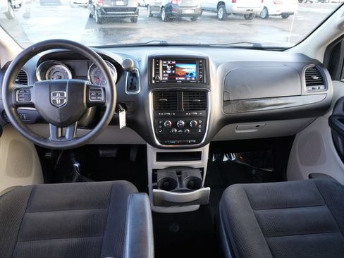 Used 2018 Dodge Grand Caravan SE w/ UConnect Hands-Free Group image 25