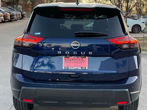 Used 2025 Nissan Rogue SV image 5
