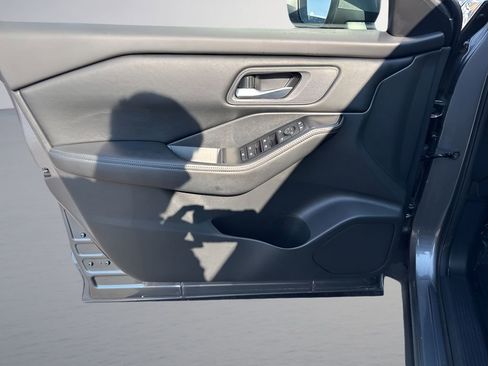 Used 2025 Nissan Rogue SV FWD image 24