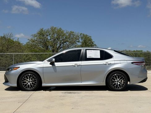 Used 2020 Toyota Camry LE image 3