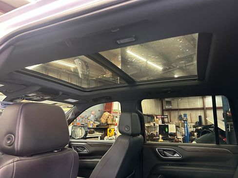 Used 2021 Chevrolet Suburban Z71 w/ Luxury Package AWD/4WD image 15