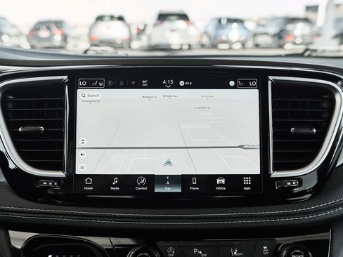 Used 2025 Chrysler Pacifica Limited image 37