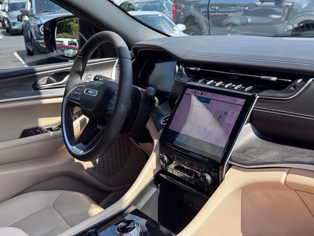 Used 2024 Jeep Grand Cherokee L Limited RWD image 5