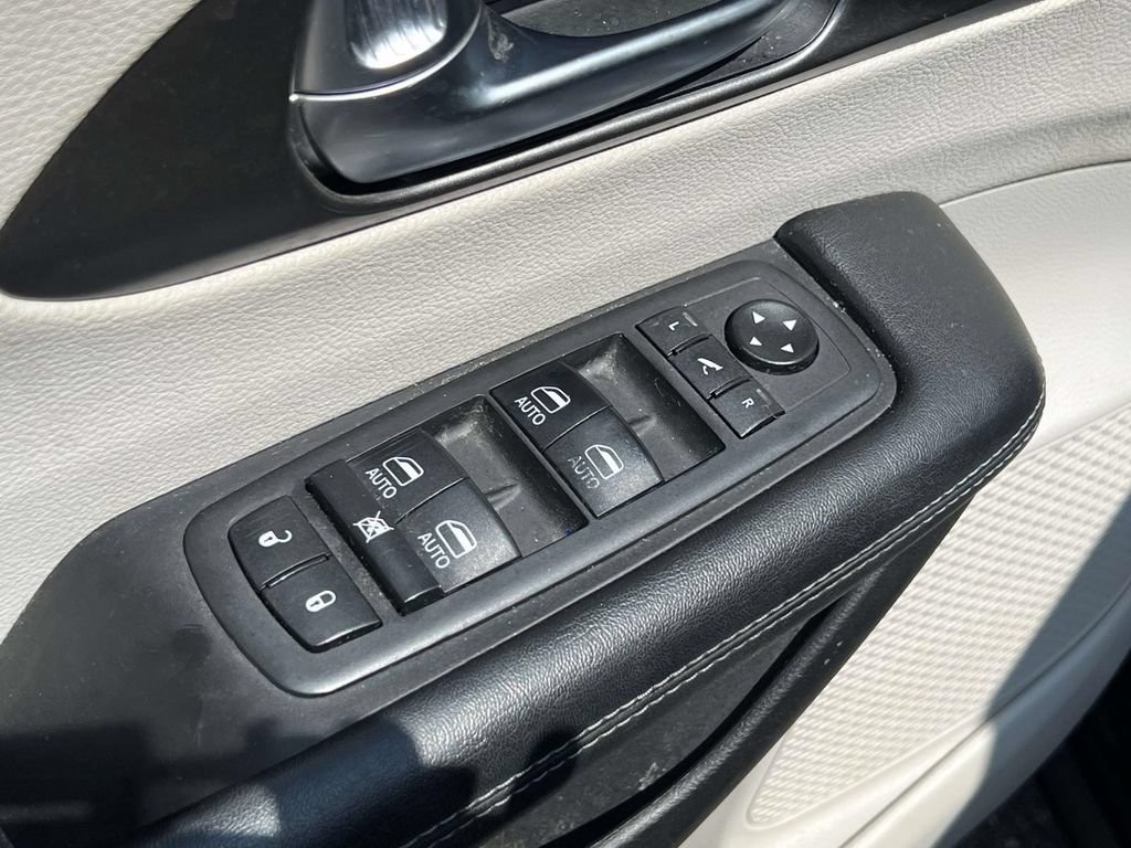 Used 2019 Chrysler Pacifica Limited FWD image 17