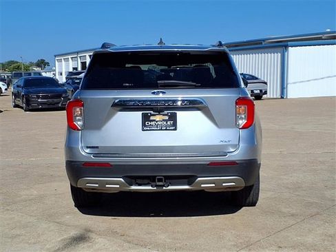 Used 2022 Ford Explorer XLT w/ Equipment Group 202A image 6