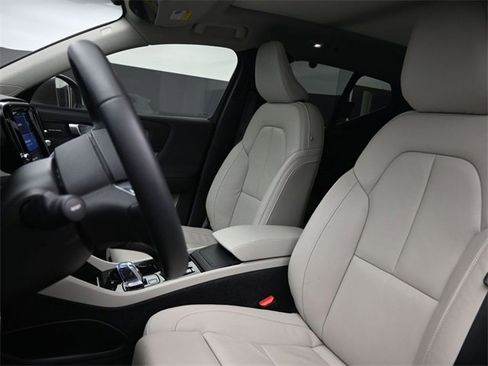 Used 2023 Volvo XC40 B5 Plus w/ Driver Assist Package image 9