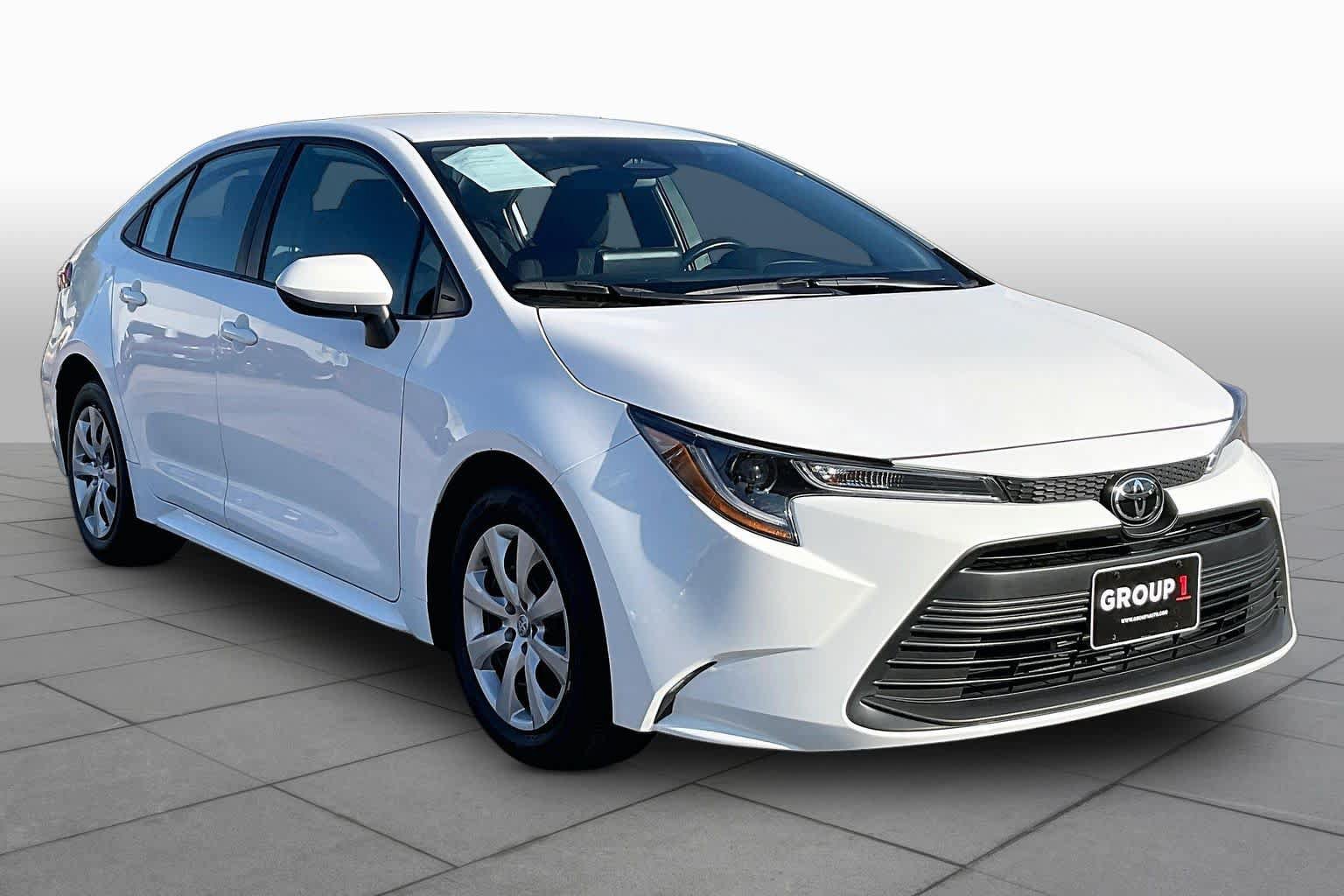 Used 2025 Toyota Corolla LE FWD image 2