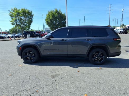 Used 2022 Jeep Grand Cherokee L Limited w/ Black Appearance Package AWD/4WD image 16