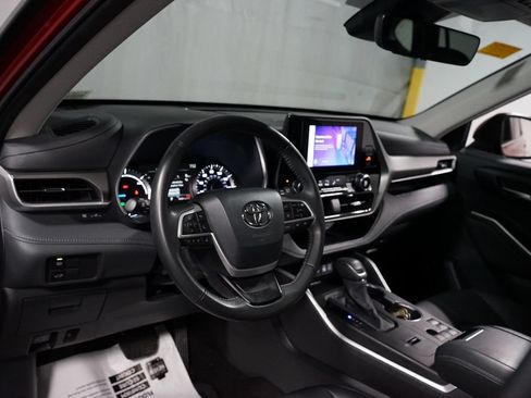 Certified 2025 Toyota Highlander XLE AWD/4WD image 11