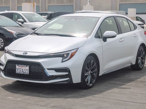 Used 2025 Toyota Corolla SE w/ Convenience Package image 3