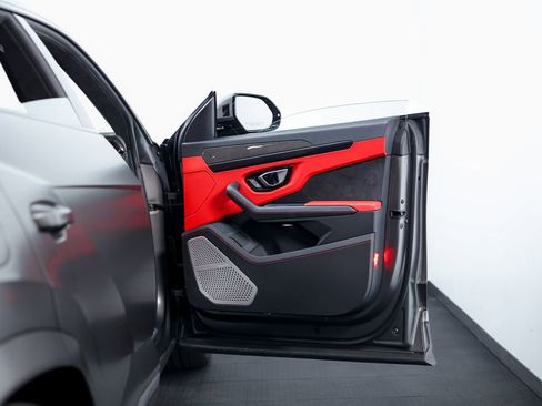 Used 2022 Lamborghini Urus image 17