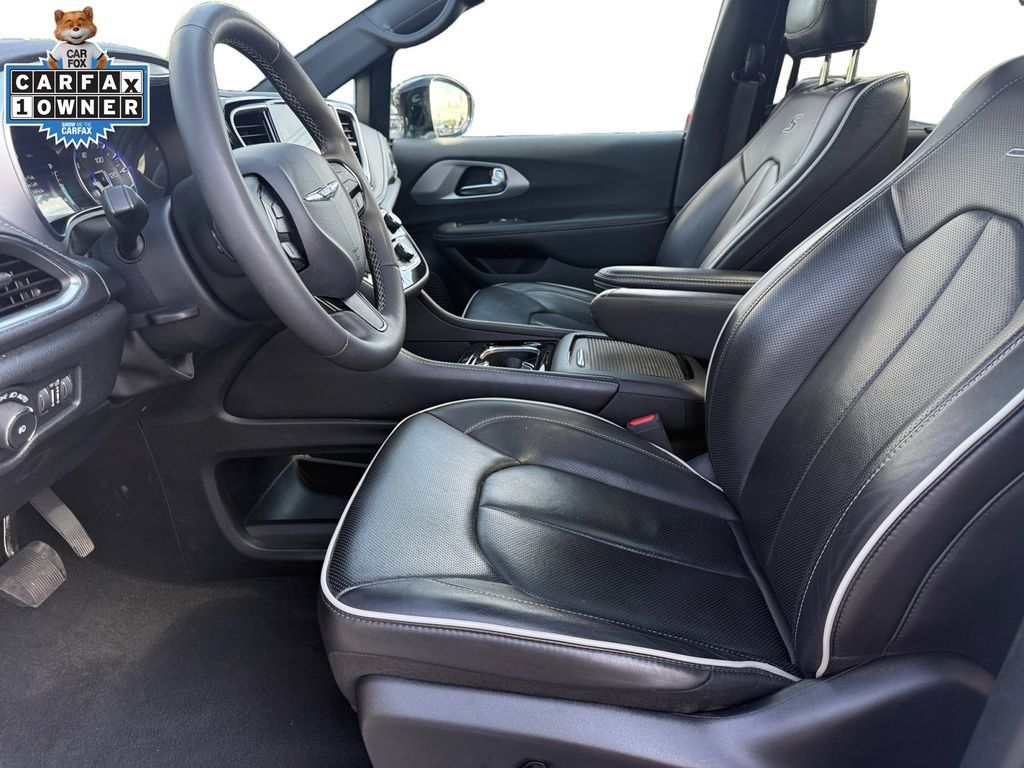 Used 2025 Chrysler Pacifica Limited FWD image 9