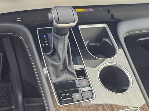 Used 2025 Toyota Sienna Platinum image 32