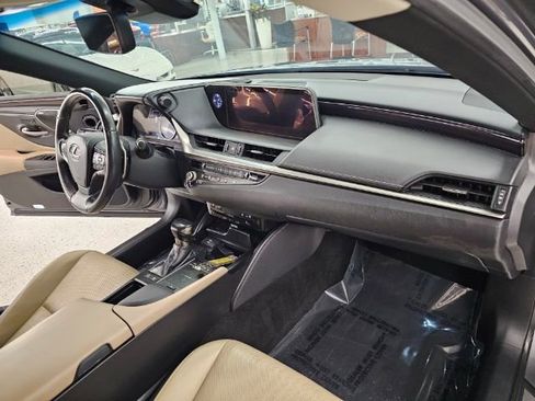 Used 2021 Lexus ES 300h w/ Premium Package image 8