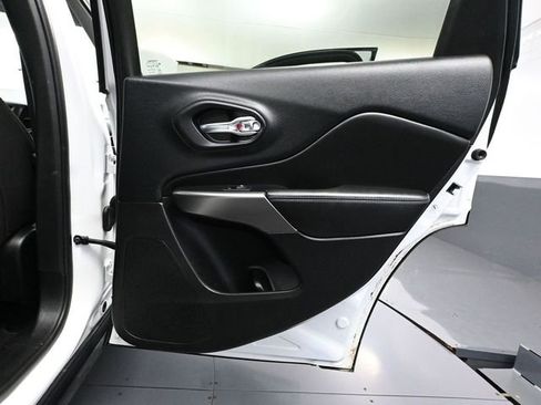 Used 2019 Jeep Cherokee Latitude w/ Popular Appearance Group image 18