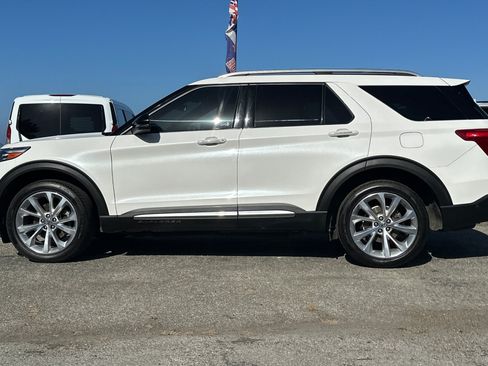 Used 2022 Ford Explorer Platinum w/ Equipment Group 601A AWD/4WD image 2