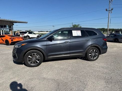 Used 2017 Hyundai Santa Fe SE FWD image 2