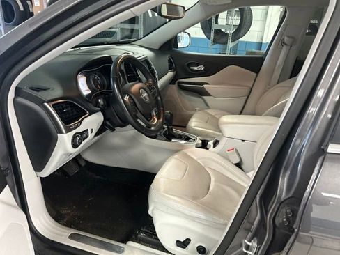 Used 2019 Jeep Cherokee Limited AWD/4WD image 7
