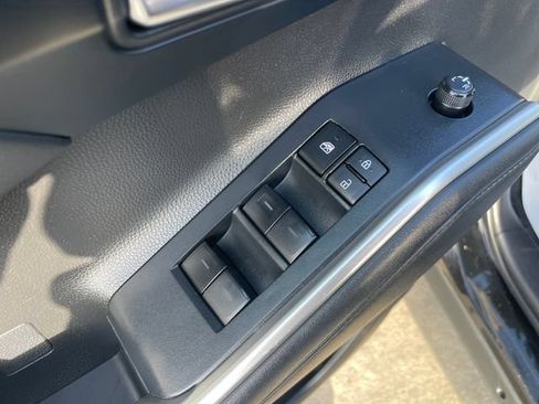 Used 2022 Toyota Highlander XLE AWD/4WD image 21