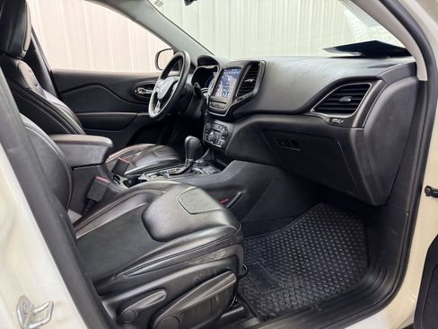 Used 2019 Jeep Cherokee Trailhawk w/ Cold Weather Group image 25