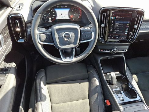 Used 2020 Volvo XC40 T5 R-Design image 11