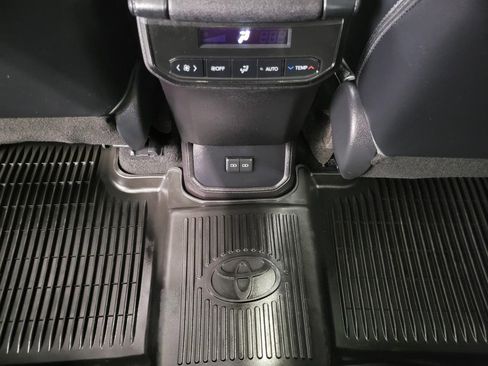 Used 2023 Toyota Highlander XLE AWD/4WD image 22