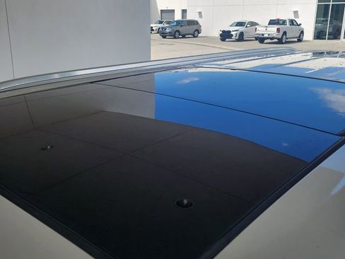 Used 2022 GMC Yukon XL SLT w/ SLT Premium Package image 11