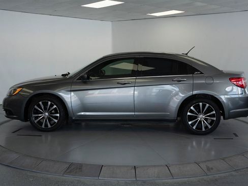 Used 2013 Chrysler 200 Limited FWD image 4