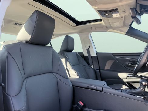 Used 2025 Lexus ES 300h w/ Premium Package image 25