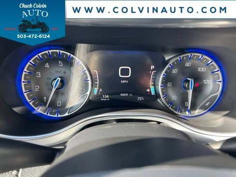 Used 2025 Chrysler Pacifica Limited FWD image 17