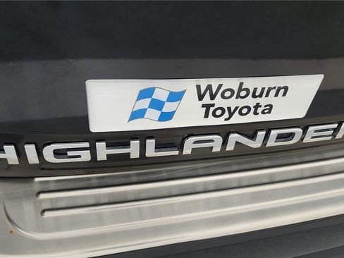 Used 2024 Toyota Highlander XLE AWD/4WD image 23