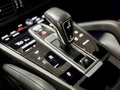 Used 2021 Porsche Cayenne w/ Driver Memory Package image 57