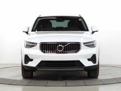 Certified 2025 Volvo XC40 B5 Core image 2