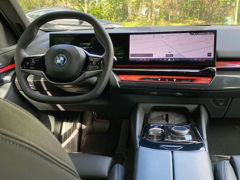 Used 2025 BMW i5 eDrive40i w/ Premium Package image 25