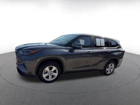 Used 2025 Toyota Highlander LE FWD image 8